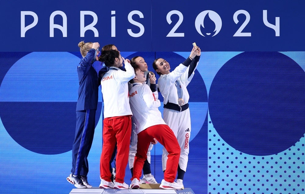 From left – Silver medalists Sarah Bacon and Kassidy Cook of Team USA, gold medalists Yani Chang and Yiwen Chen of Team People’s Republic of China and bronze medalists Yasmin Harper and Scarlett Mew Jensen of Team Great Britain pose for their Victory Selfie with the Samsung Galaxy Z Flip6 Olympic Edition after the women’s synchronized 3m springboard diving competition. | Photo by Sarah Stier, Getty Images - What is the Galaxy Victory Selfie, and why it&#039;s so darn hard to take one (Gallery)