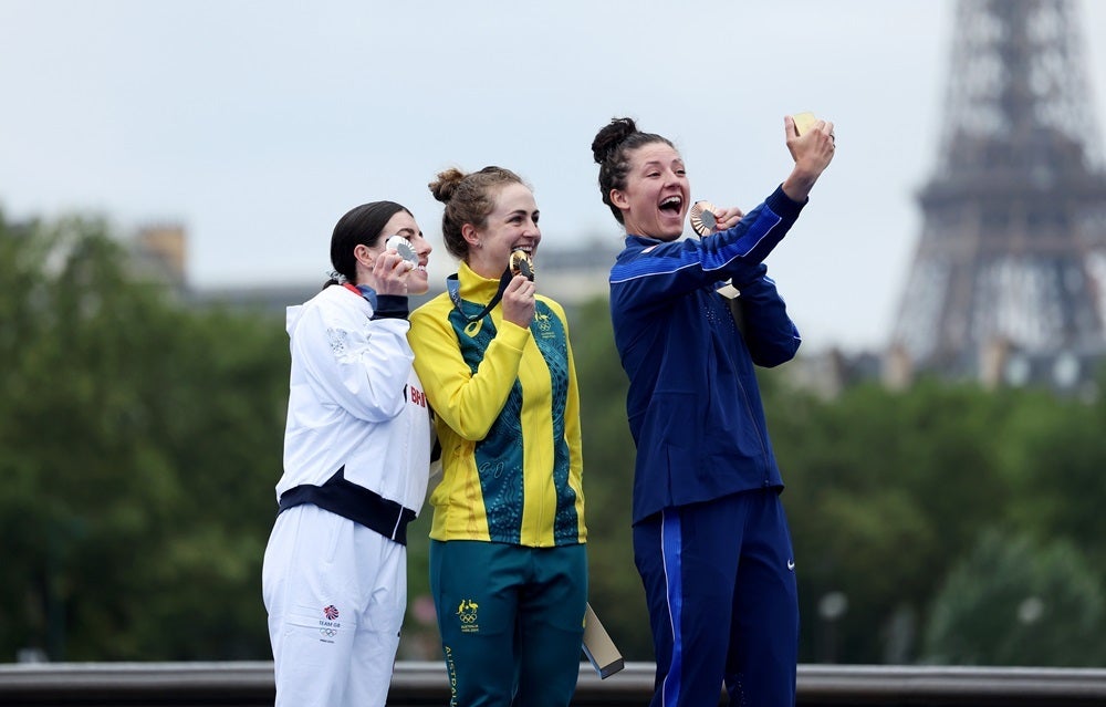 From left – Silver medalist Anna Henderson of Team Great Britain, gold medalist Grace Brown of Team Australia and bronze medalist Chloe Dygert of Team USA pose for their Victory Selfie after the women’s individual time trial road cycling competition. | Photo by Tim de Waele, Getty Images - What is the Galaxy Victory Selfie, and why it&#039;s so darn hard to take one (Gallery)