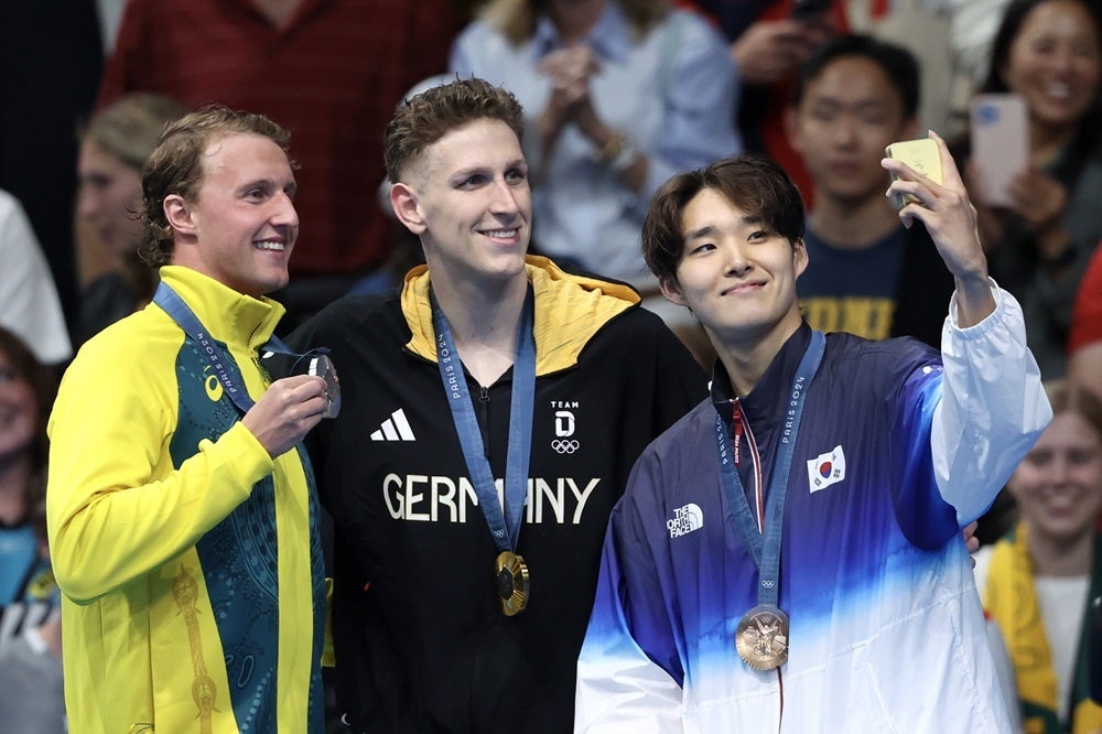 From left – Silver medalist Elijah Winnington of Team Australia, gold medalist Lukas Märtens of Team Germany and bronze medalist Woomin Kim of Team Republic of Korea pose for their Victory Selfie after the men’s 400m freestyle swimming competition. | Photo by Sarah Stier, Getty Images - What is the Galaxy Victory Selfie, and why it&#039;s so darn hard to take one (Gallery)