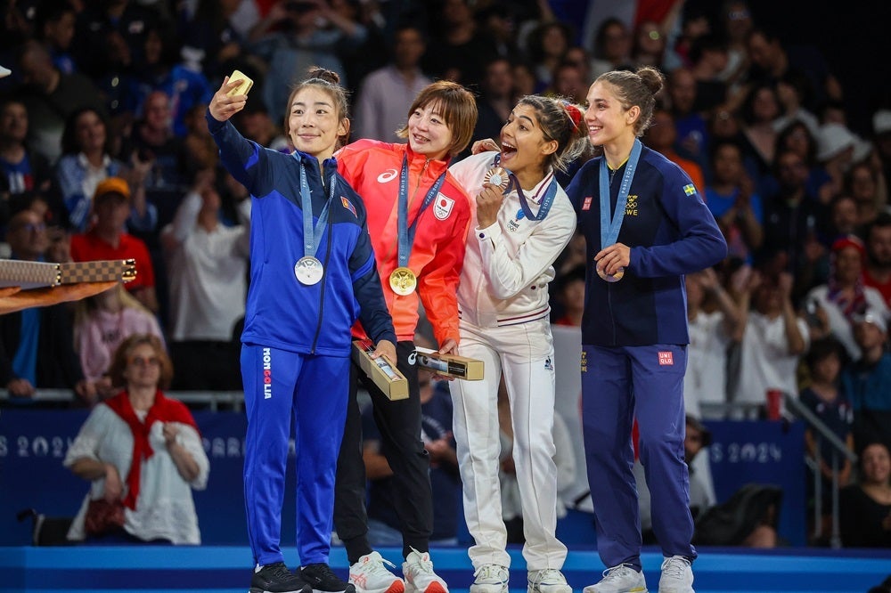 From left – Silver medalist Baasankhuu Bavuudorj of Team Mongolia, gold medalist Natsumi Tsunoda of Team Japan and bronze medalists Shirine Boukli of Team France and Tara Babulfath of Team Sweden pose for their Victory Selfie after the women -48 kg judo competition. | Photo by Patrick Smith, Getty Images - What is the Galaxy Victory Selfie, and why it&#039;s so darn hard to take one (Gallery)