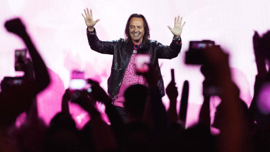 John Legere, ancien PDG de T-Mobile. | Crédit photo-T-Mobile - Un représentant de T-Mobile ressent la colère de ses collègues et de l'entreprise en ne repoussant pas les clients