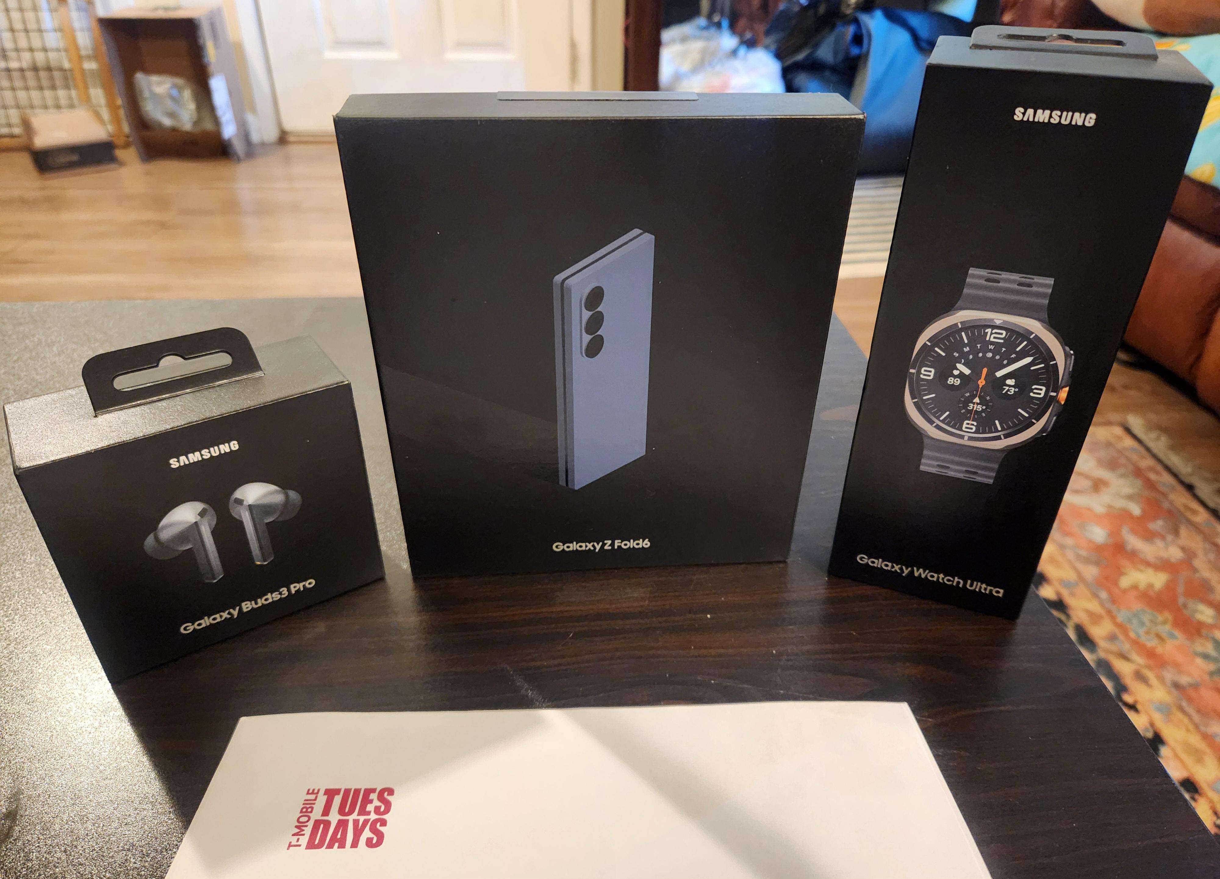 The winner of a T-Mobile competition shows what he won: the Galaxy Buds 3 Pro, the Galaxy Z Fold 6 and the Galaxy Watch Ultra.