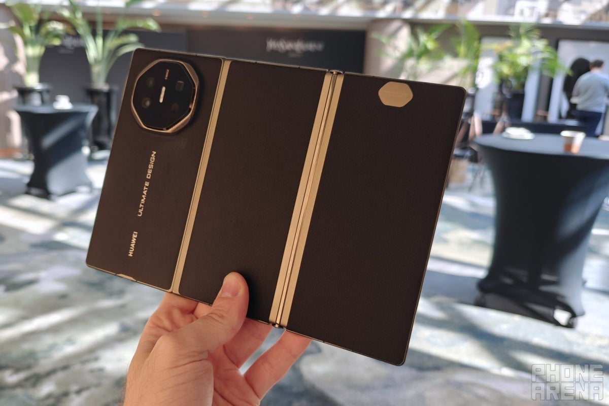 Tri-fold Huawei Mate XT