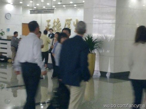 This picture claims to show Apple's Tim Cook at China Mobile's HQ - Is Apple cooking up a deal with the world's largest mobile carrier?