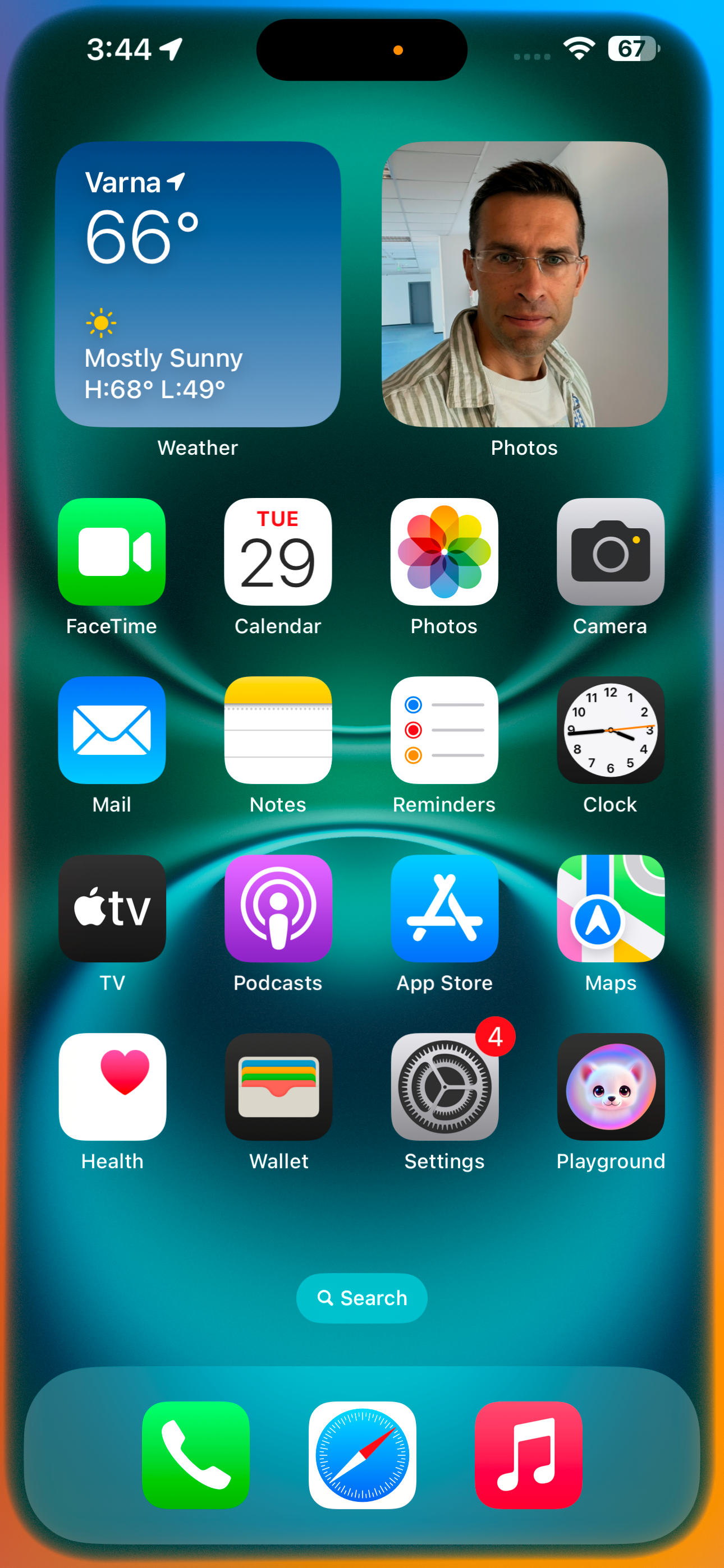 Screenshot of iPhone home screen with glowing colorful sides for Siri activation.