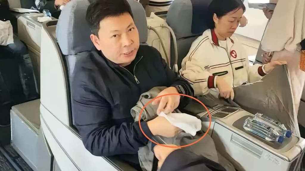 Huawei executive Yu Chengdong covers his pockets to prevent any photos of the Huawei Mate 70 from being taken. | Image credit-Weibo - Huawei Chairman covers his pocket so unannounced Mate 70 won't leak