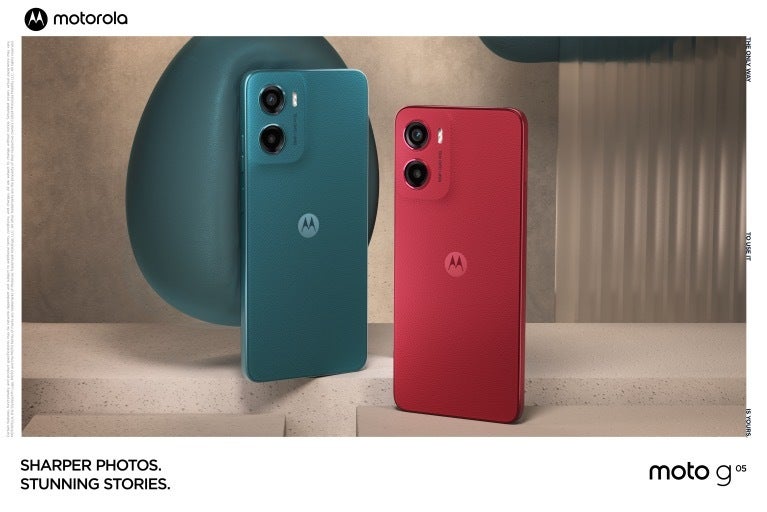 Marketing image of the moto g05&amp;#039;s rear in forest green and plum red