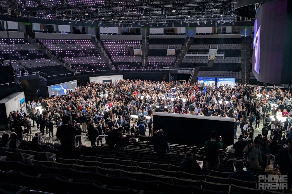 Image of the crowd on the demo floor at Galaxy Unpacked 2025