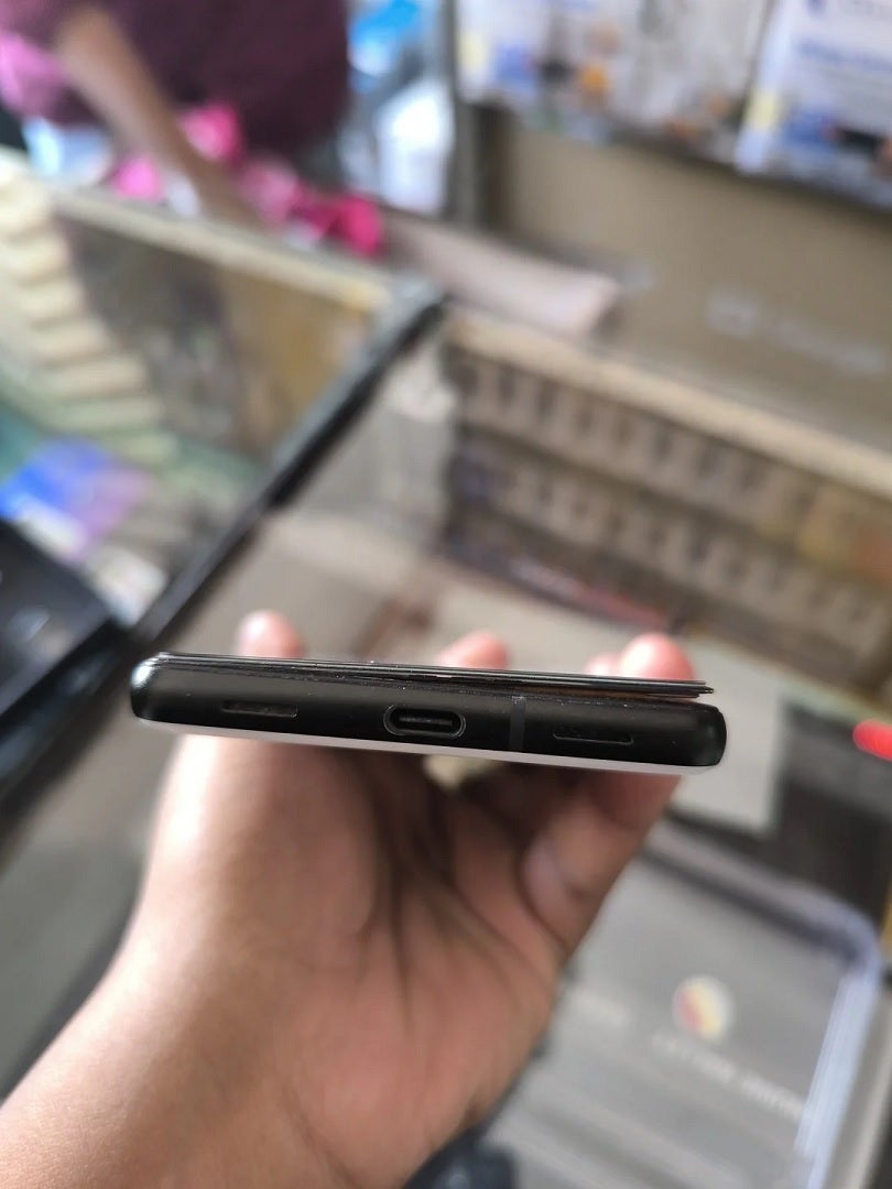 Une batterie gonflée éloigne l'affichage sur un pixel 6a.