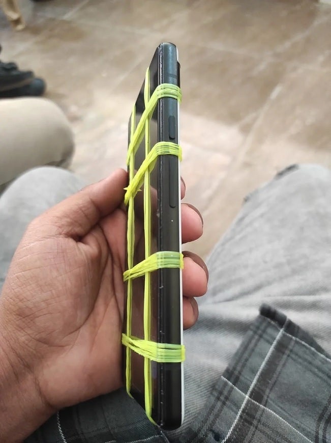 Garder le pixel 6a avec des élastiques peut entraîner la libération des produits chimiques.