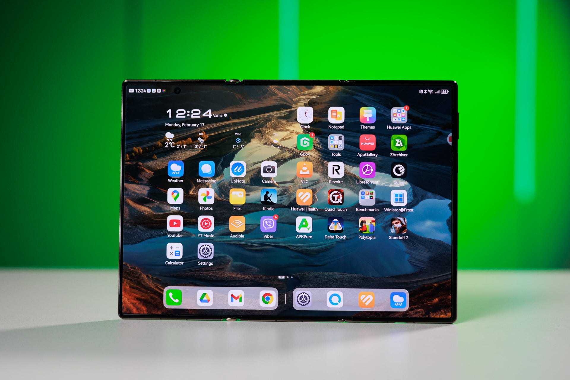 Image of the front screen on the Huawei Mate XT