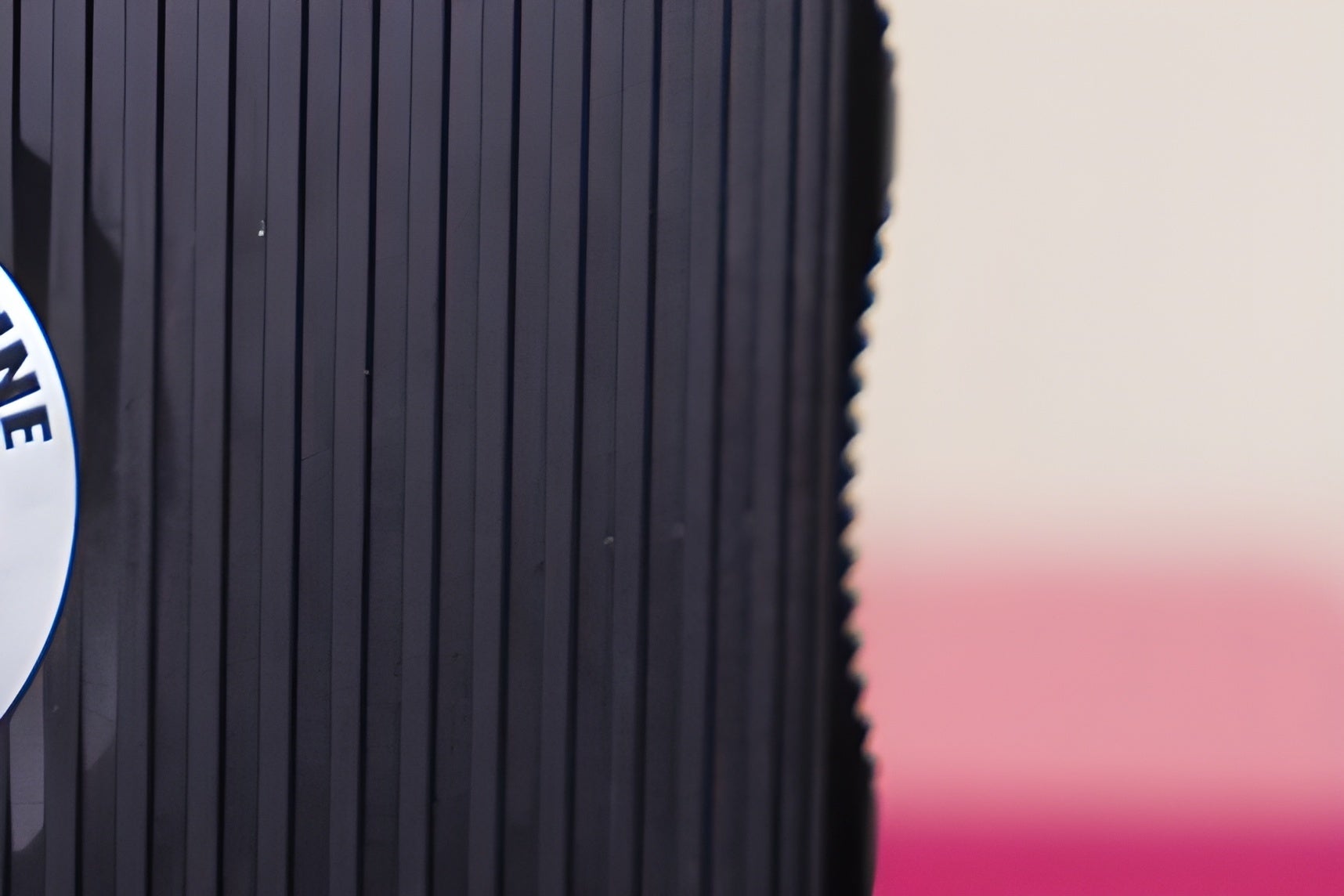 (Quiz) Which phone is this? Test your knowledge in the smartphone close-up challenge!
