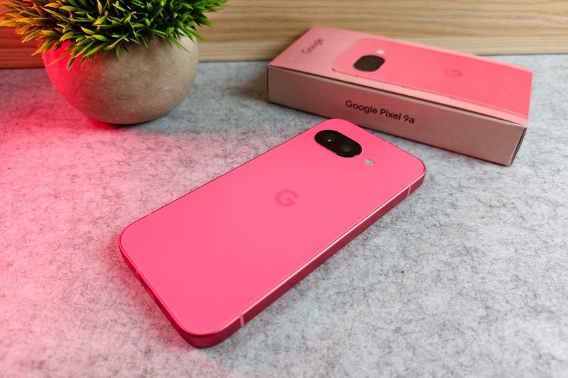 Pixel 9a в цвете Peony