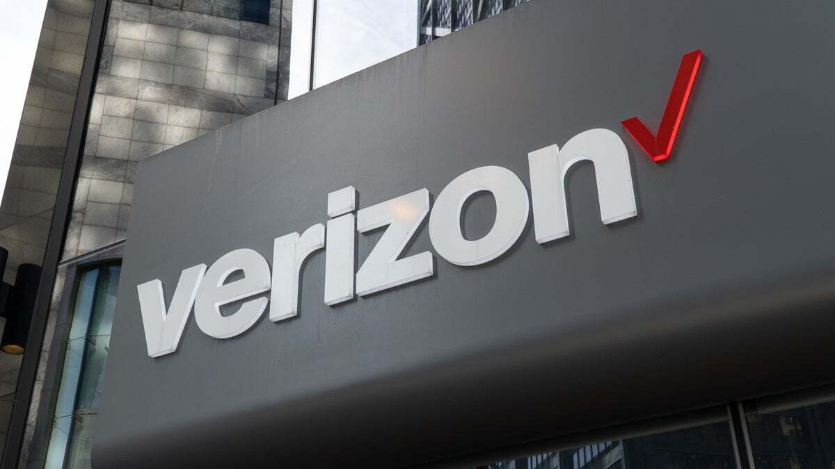 Image credit – PhoneArena - AT&amp;T gains 324,000 new subscribers in the face of Verizon losing 289,000