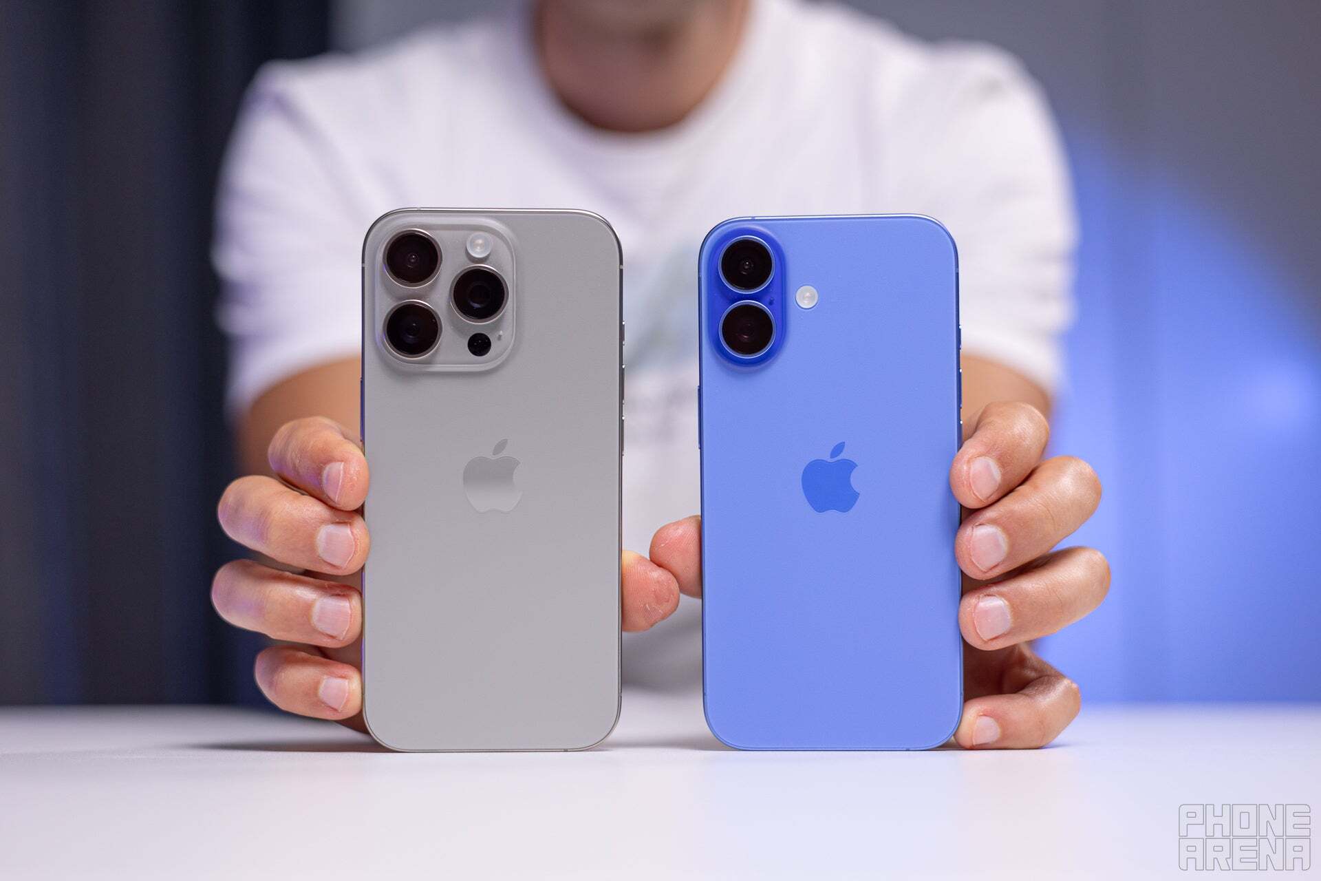 O iPhone 16 Pro (L) é comparado ao iPhone 16 (R).