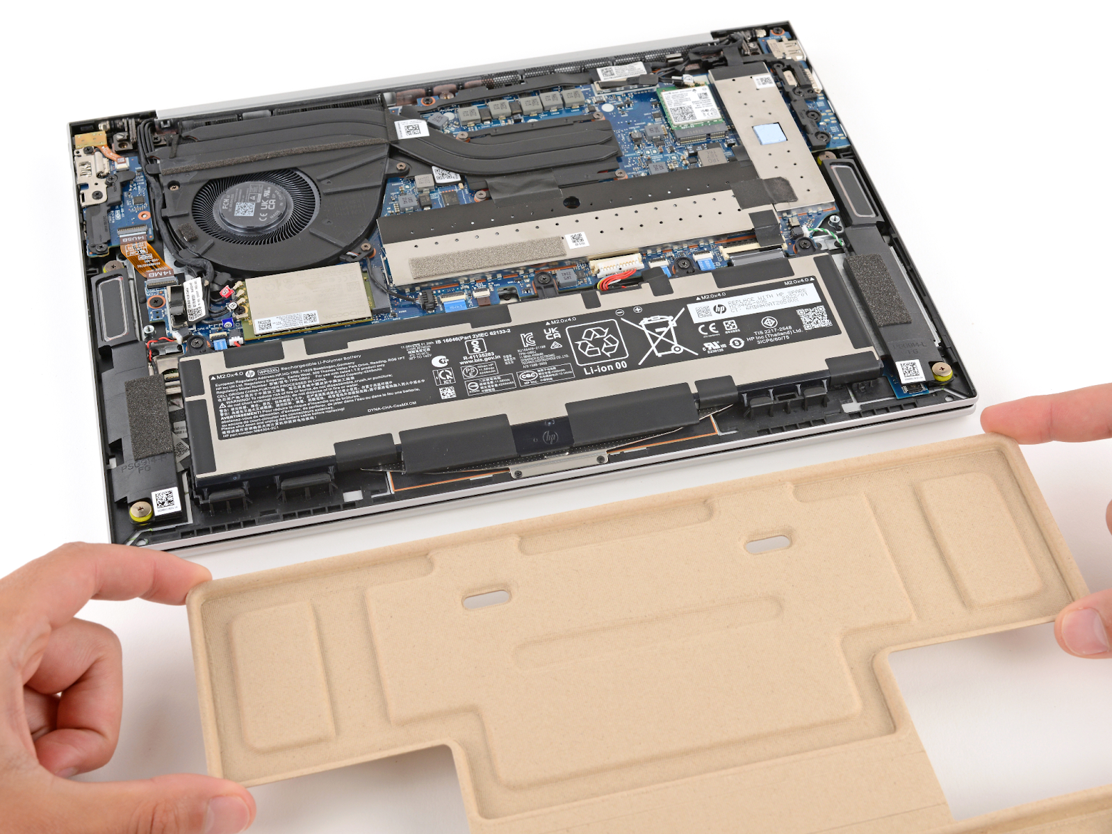 Removendo uma capa de um laptop HP interna de laptop.