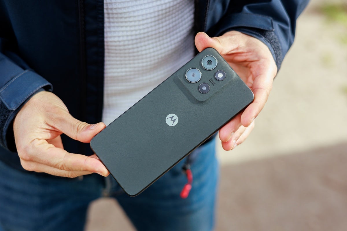 يعد Moto G 2025 أحد الفائزين المفاجئين في أحدث تحليل سوق الهواتف الذكية الأمريكية. | Image Credit - Phonearena - أحدث تقرير سوق الهواتف الذكية الأمريكية هو قصة خيبة أمل Samsung وتفوق التفاح