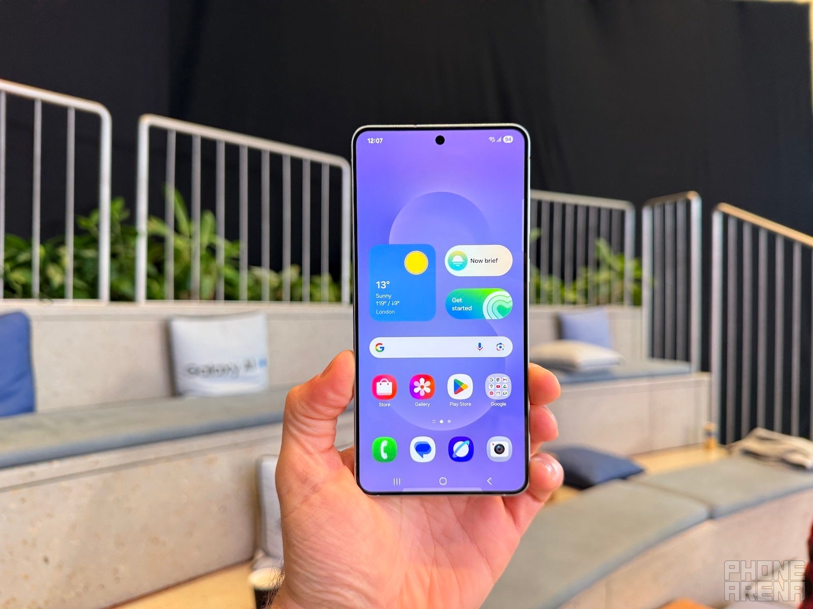 Frente do Galaxy S25 Edge, a tela está ligada, amarrando a tela inicial