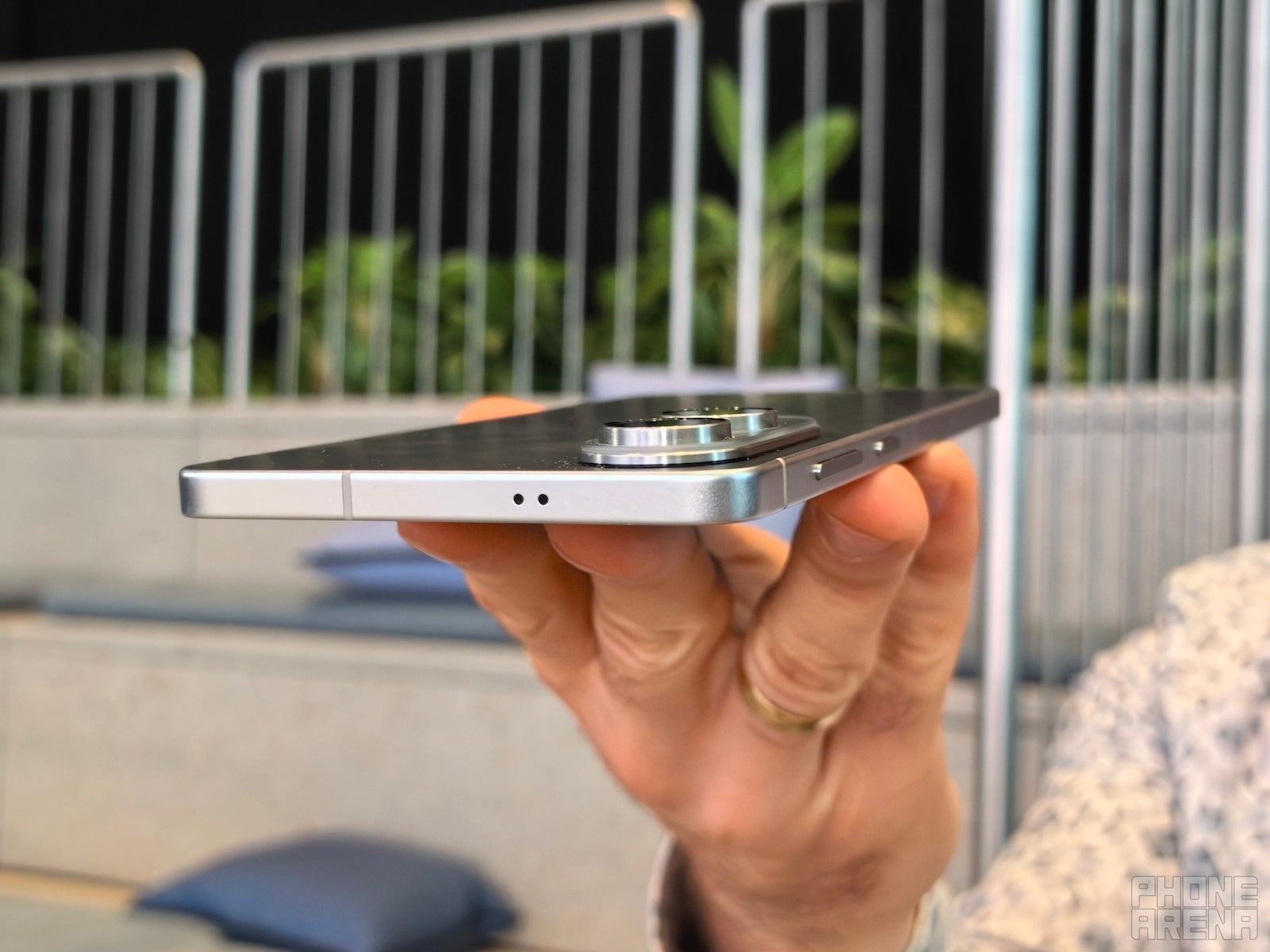 Lado da borda Galaxy S25 mostrando o quão fino é