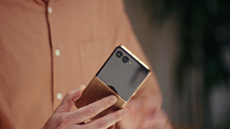 Screenshot of the Motorola Razr Ultra displayed by Dieter Bohn on the Android Show