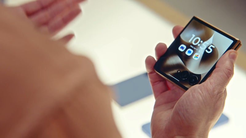 Screenshot of the Motorola Razr Ultra displayed by Dieter Bohn on the Android Show