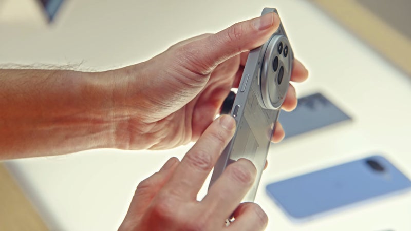 Screenshot of the Nothing Phone (3a) Pro displayed by Dieter Bohn on the Android Show