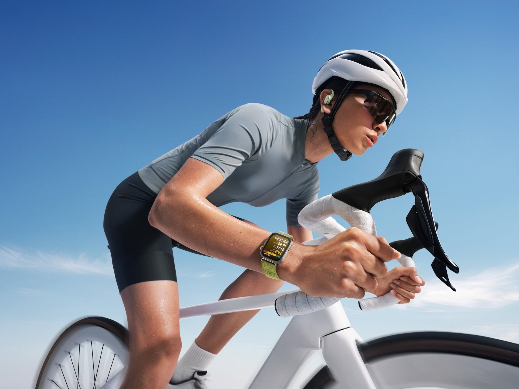 صورة لامرأة على دراجة ترتدي Huawei Fit 4 ساعة ذكية.