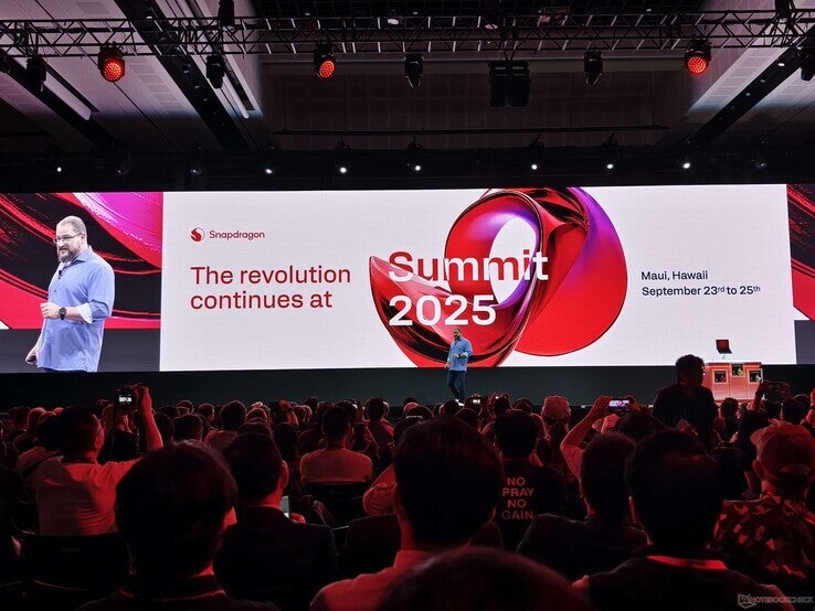 Uma tela de apresentação exibe o logotipo do Snapdragon com o lançamento do próximo Snapdragon Summit 2025.