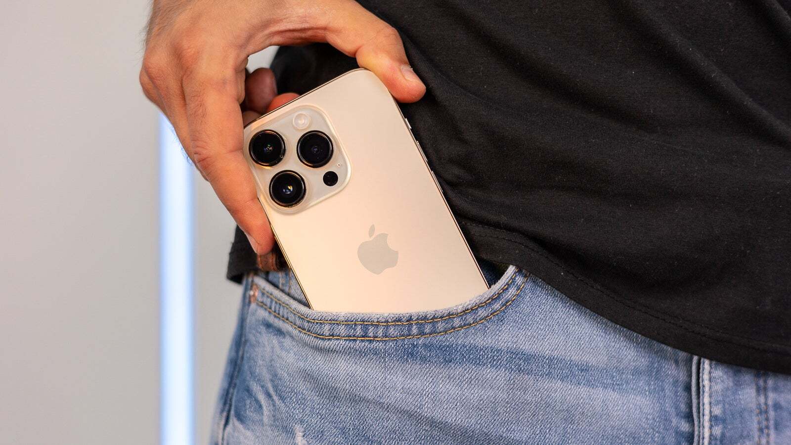 Tenha cuidado ao usar seu iPhone em um local lotado. | Crédito da imagem - Phonearena - Então, para onde vão os iPhones roubados? Acontece, há um edifício inteiro para isso