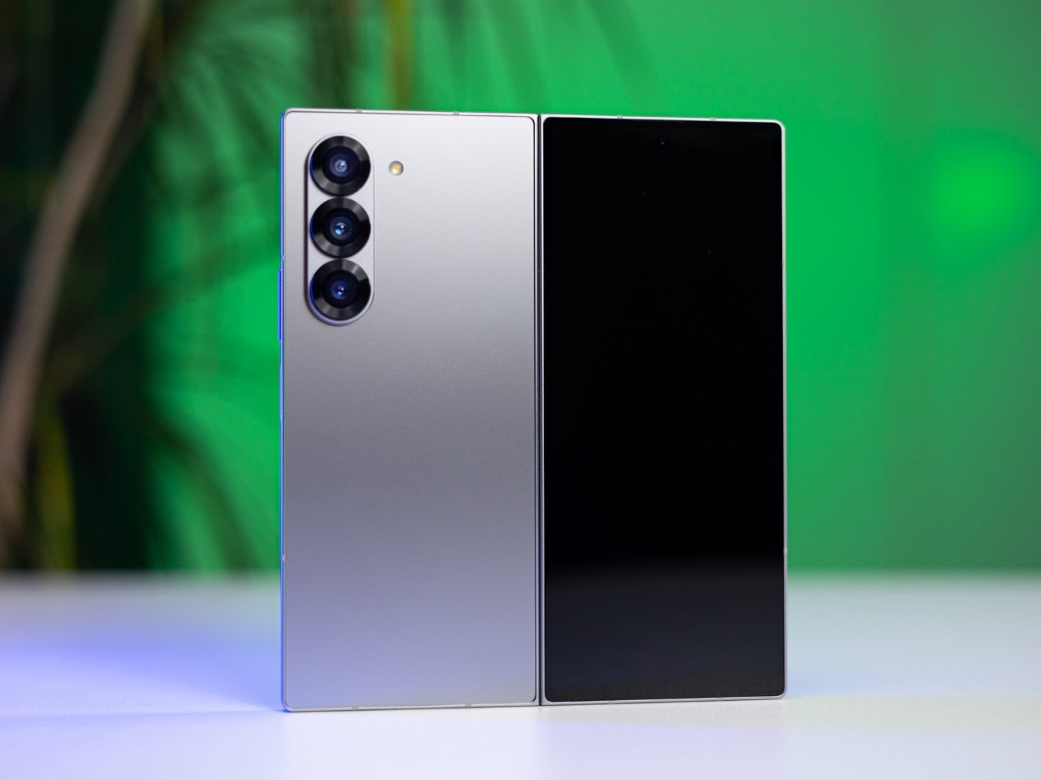 O Samsung Galaxy Z Fold 6. Crédito da imagem - Phonearena - Galaxy Z Fold 7 parece desatualizado do lado de fora, e tudo bem para mim