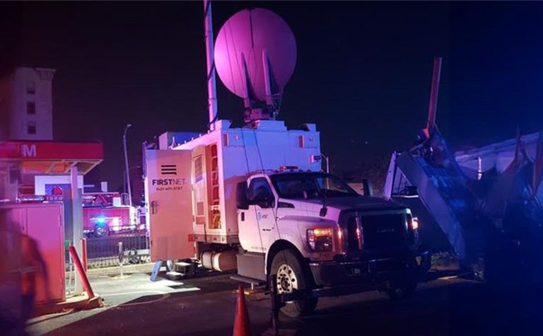 AT & amp; T FirstNet Satcolt Conectando os socorristas em St. Louis - AT&T se aproxima de St. Louis depois de devastador tornado
