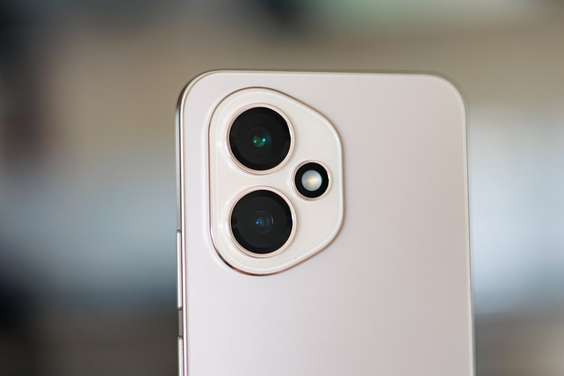 A caixa da câmera do Honor 400 parece bastante elegante | Imagem por Phonearena-Hands-On: Style atende à função no novo Honor 400 Mid Ranger