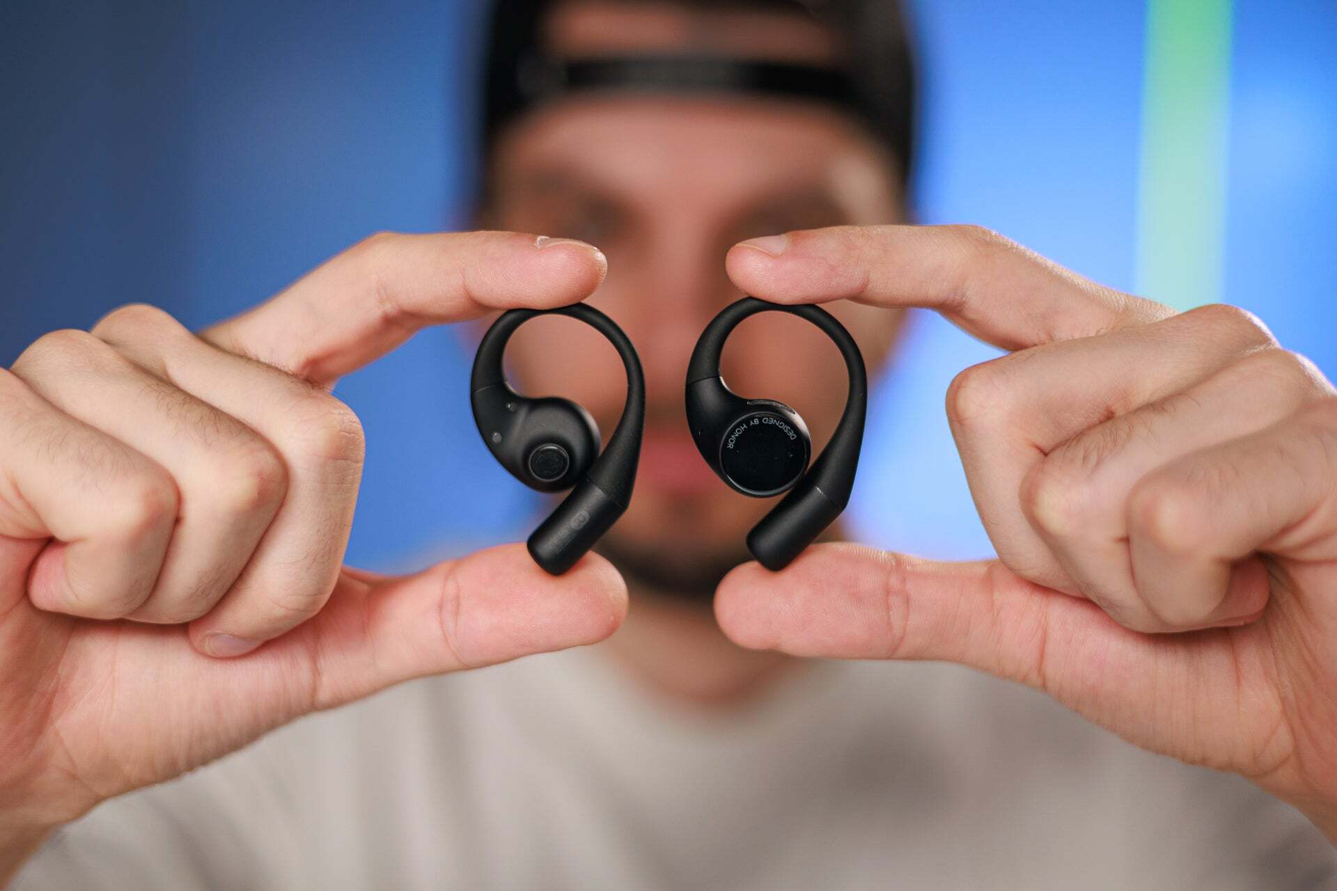 Há um momento crescente de fones de ouvido abertos como esses. Os fones de ouvido de honra são abertos, para referência. | Crédito da imagem - Phonearena - A Apple ainda reina o mercado da TWS - mas adivinhe quem acabou de deixar a Samsung de lado?