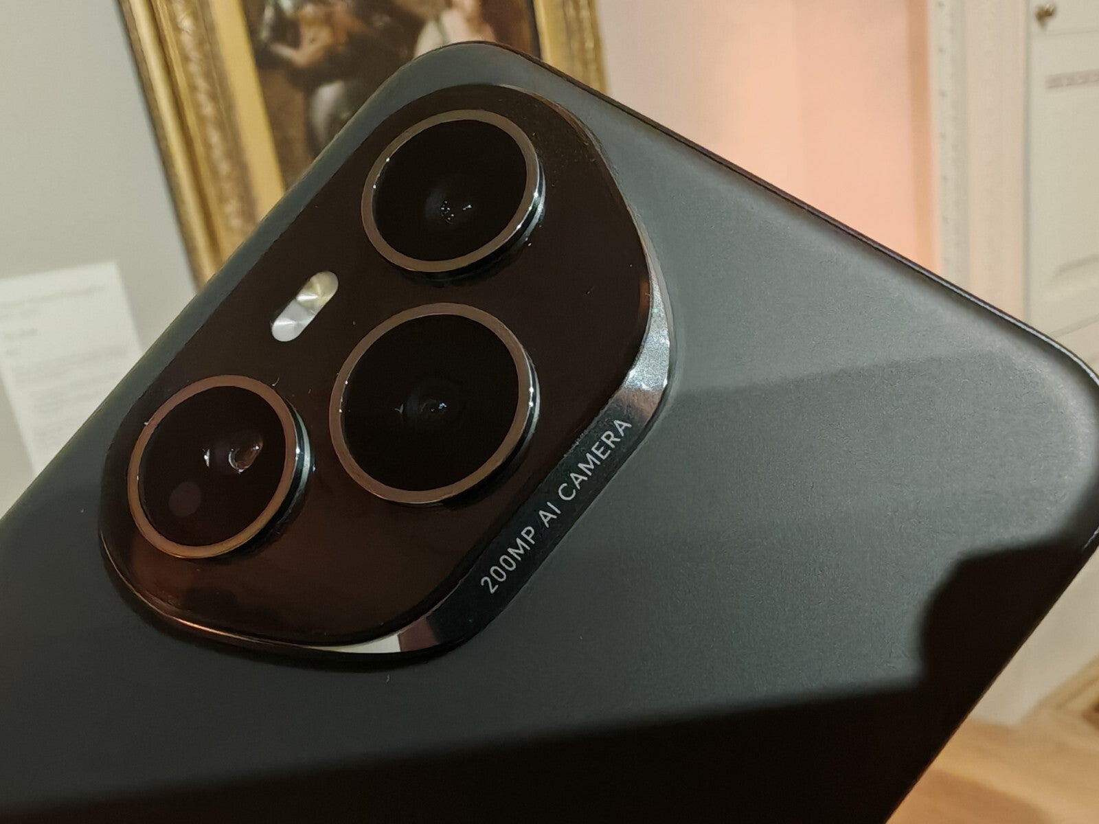 A câmera complexa aumenta no Honor 400 Pro | Imagem de Phonearena - Hands -On: The Honor 400 Pro é um carro -chefe disfarçado com alguns recursos muito legais