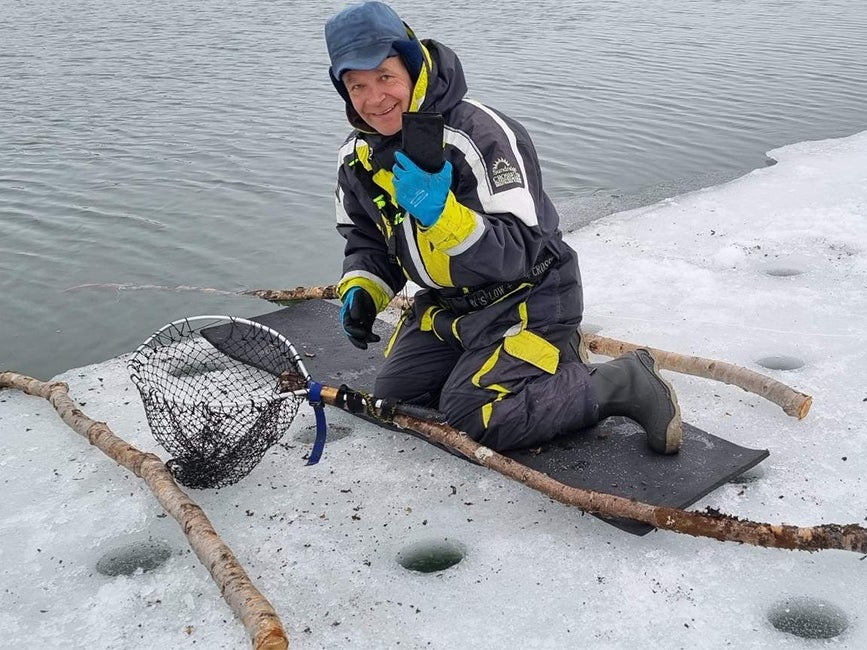 Uma rede de pesca foi usada para recuperar o telefone. | Crédito da imagem - Samsung - Galaxy S23 Ultra prova quão robustos os telefones Samsung estão depois de emergir de um rio gelado