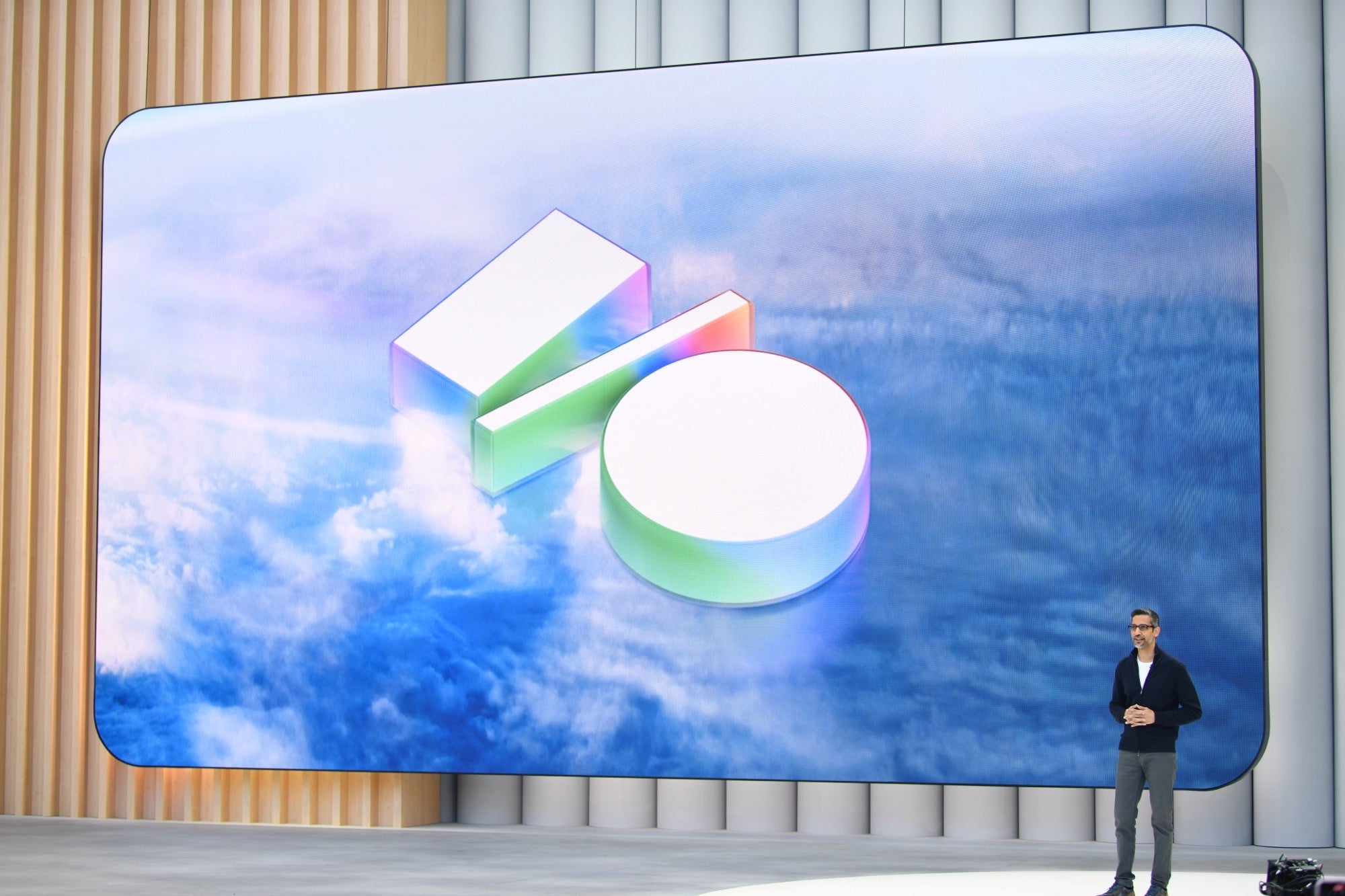 Imagem de Sundar Pichai Apresentando no Google I/O 2025