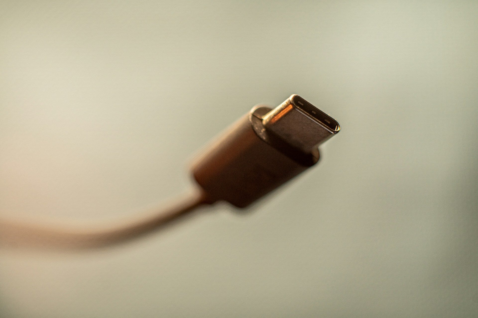 Microsoft quietly fixes a big USB-C problem on laptops: no more guessing games!
