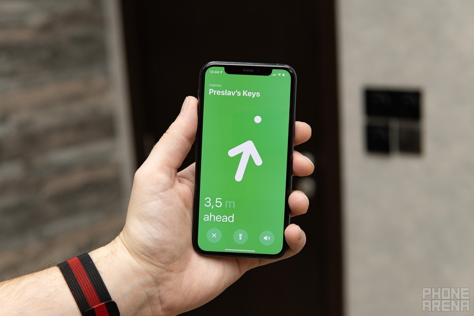 This is what the screen looks like when Precision Finding is active on an iPhone. | Image credit — PhoneArena - Apple’s most overdue accessory might finally get the upgrade it deserves