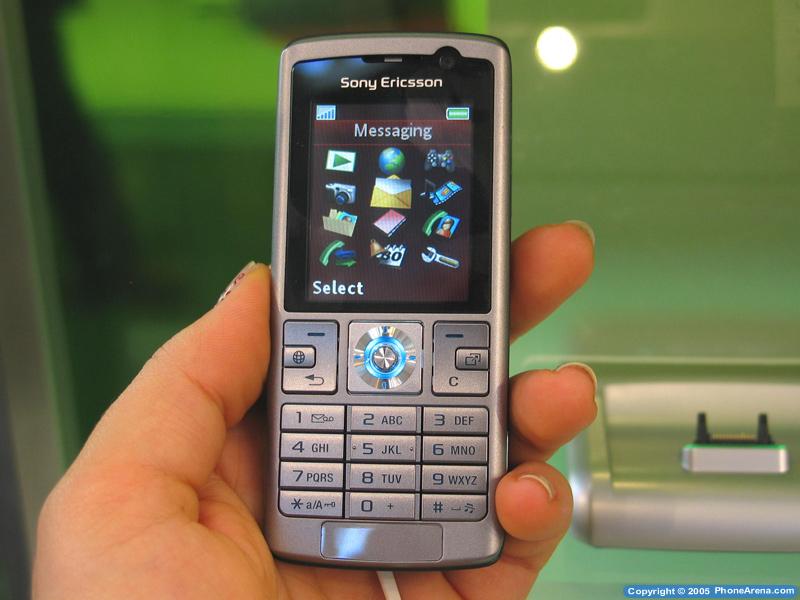 Sony Ericsson unveils a 3G and an entry level cellphone at 3GSM