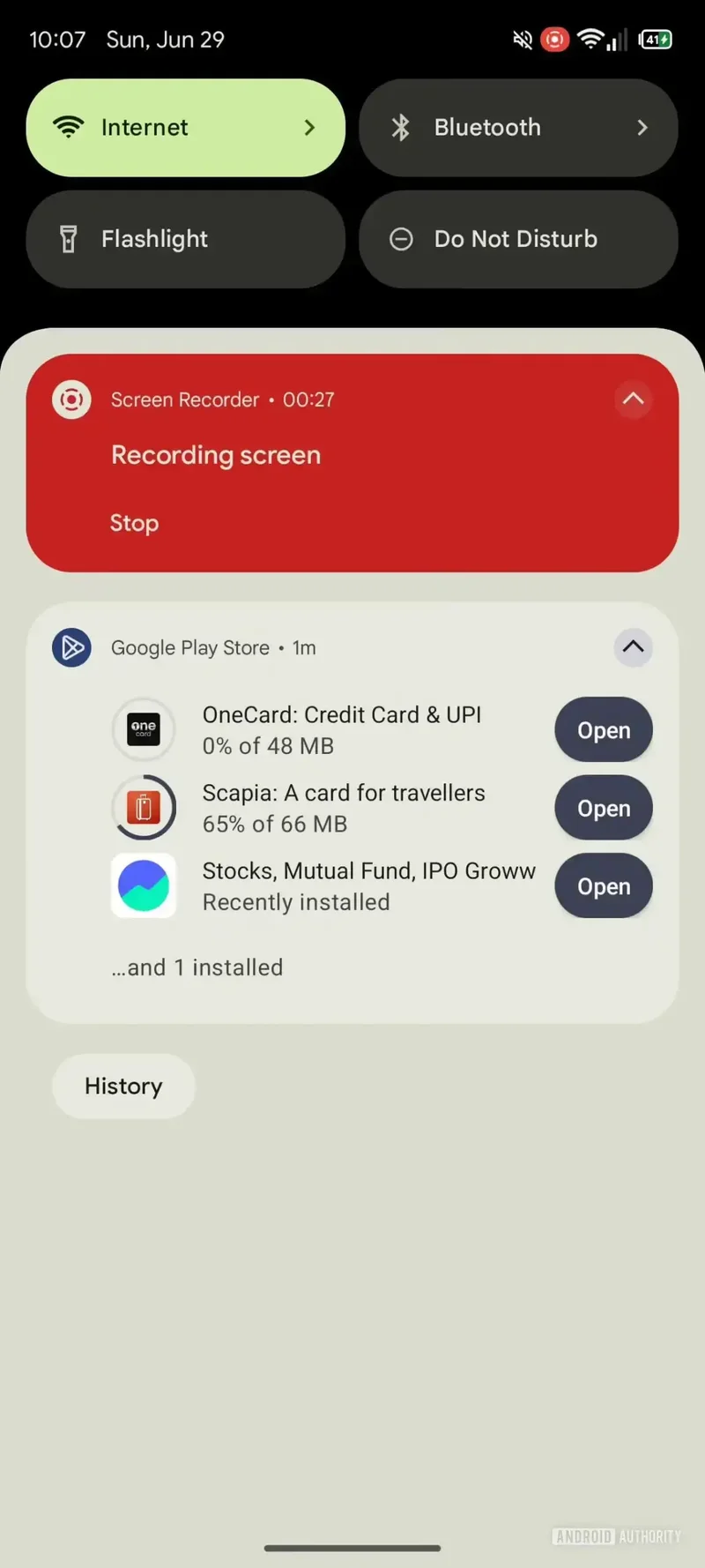 Screenshot of Google Play Store notification with current downloads