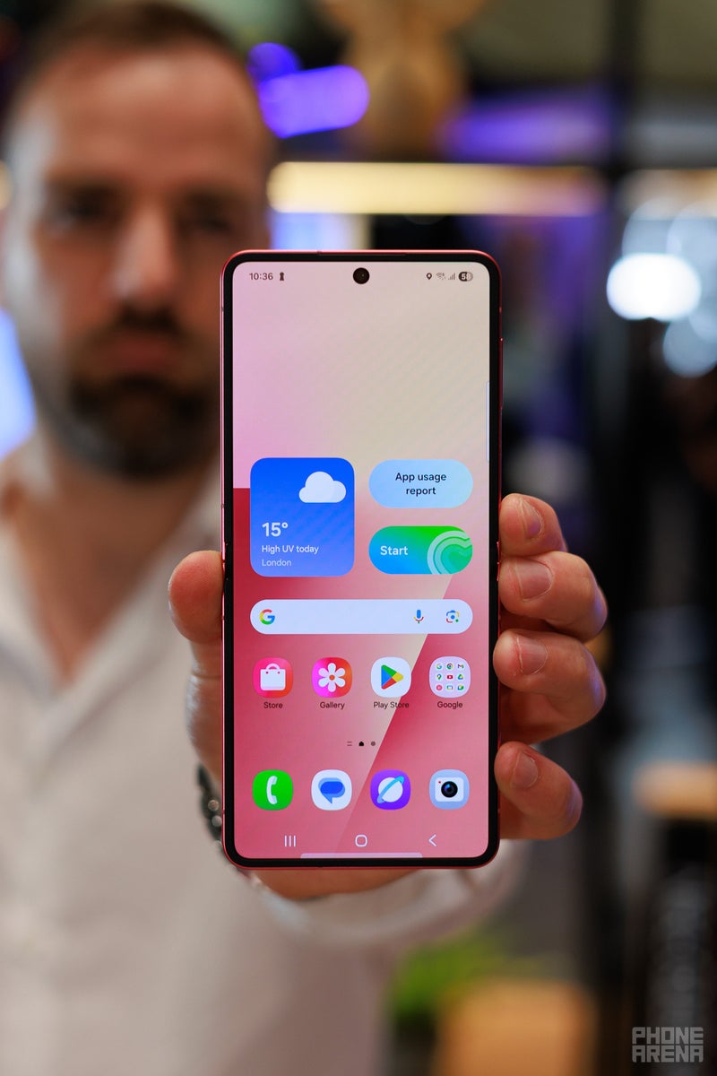 Galaxy Flip 7: maxed-out cover screen and thinner design! (hands-on)