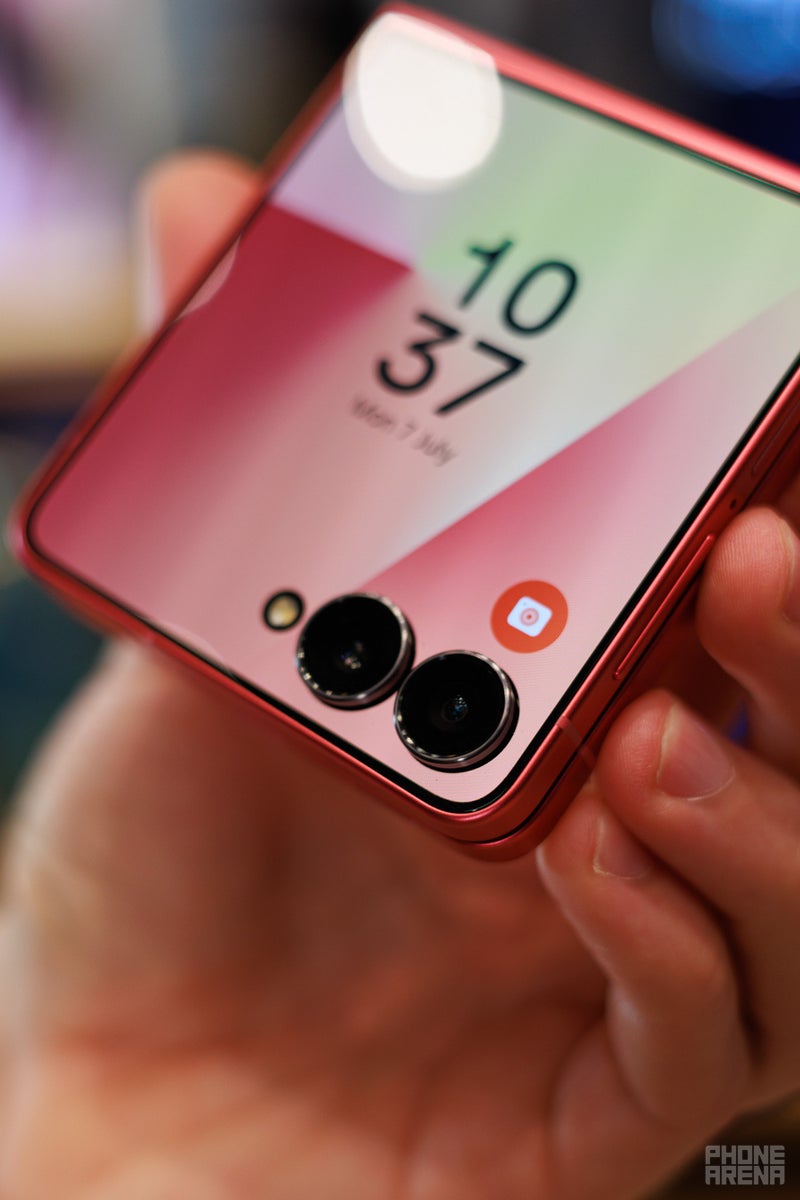 Galaxy Flip 7: maxed-out cover screen and thinner design! (hands-on)