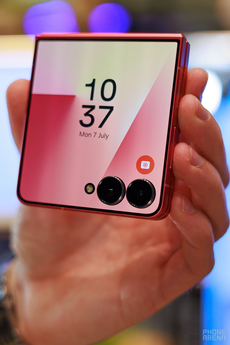 Galaxy Flip 7: maxed-out cover screen and thinner design! (hands-on)