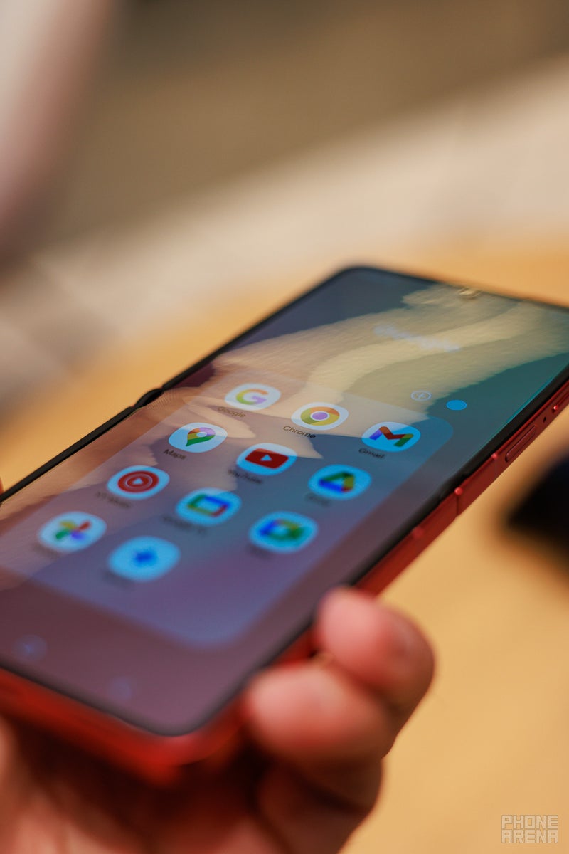 Galaxy Flip 7: maxed-out cover screen and thinner design! (hands-on)