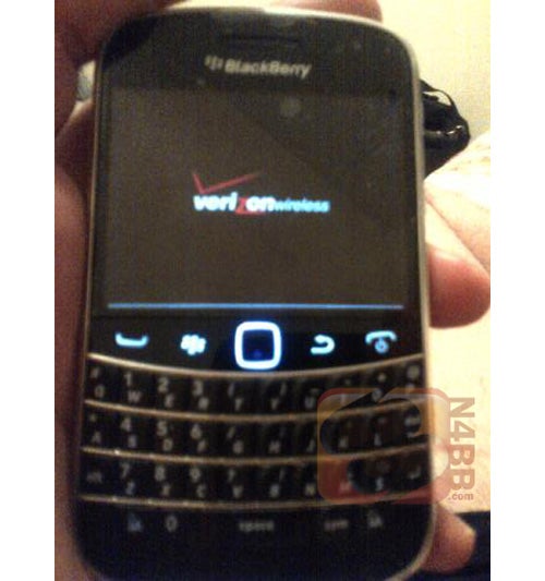 BlackBerry Bold 9930 shows its Verizon colors in leaked photo