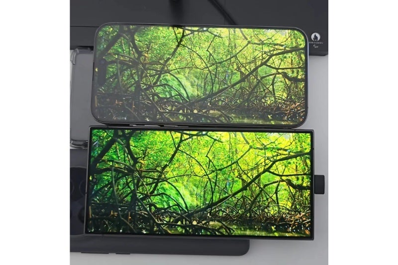 Image of Samsung Galaxy s24 ultra vs iPhone 15 displays