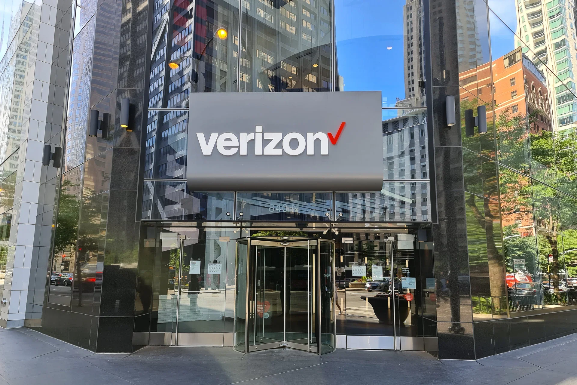 Image by PhoneArena - Verizon&#039;s rollercoaster Q2: fewer subscribers, but bigger bucks