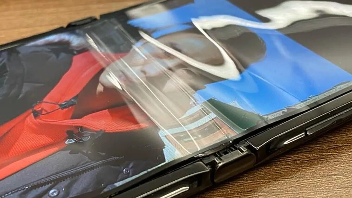 The screen was peeling off on the first iteration Razr | Image by CNET - The Pixel Flip is nowhere to be found! Here&#039;s why
