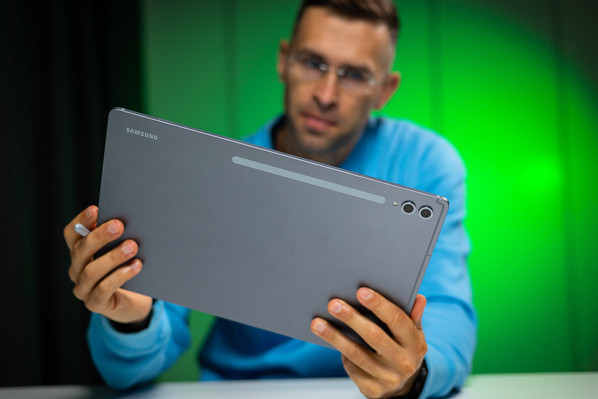 Man holding the Galaxy Tab S10 Ultra