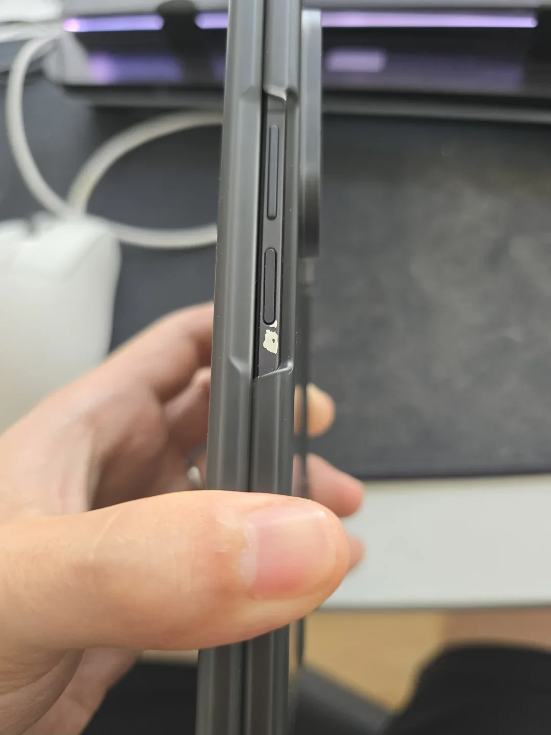 Image by aeonglitz, Reddit - The Galaxy Z Fold 7 paint chipping problem has but one solution – and it's already too late